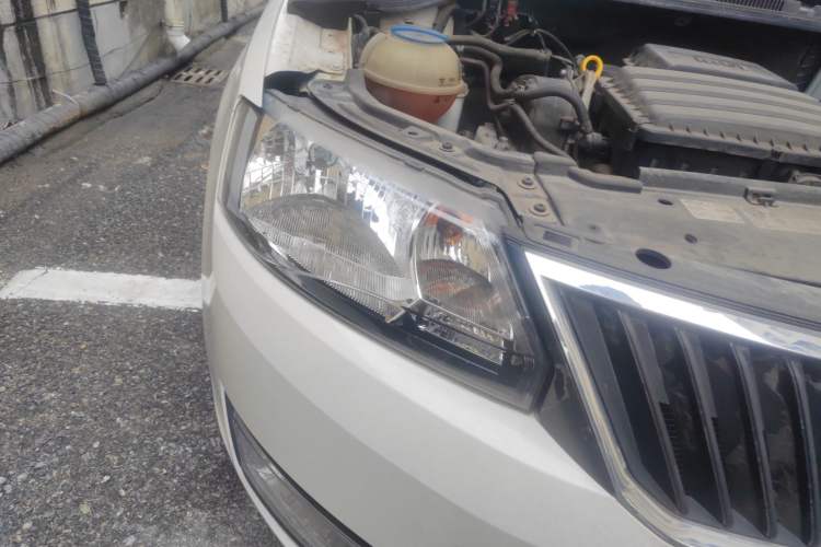 Used Skoda Rapid Spaceback 2014 1.6L Automatic Enjoyment Edition Right Front Headlight
