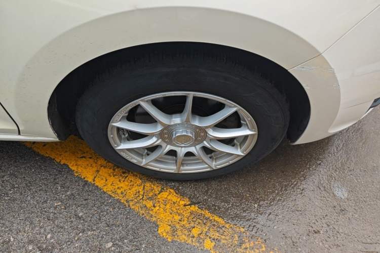 Used Skoda Rapid Spaceback 2014 1.4TSI DSG Enjoyment Edition Right Front Wheel Hub