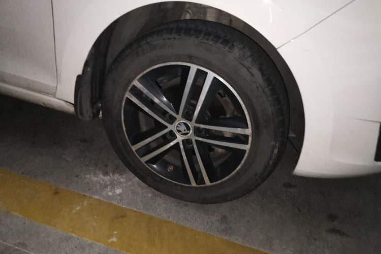 Used Skoda Rapid Spaceback  Right Front Wheel Hub