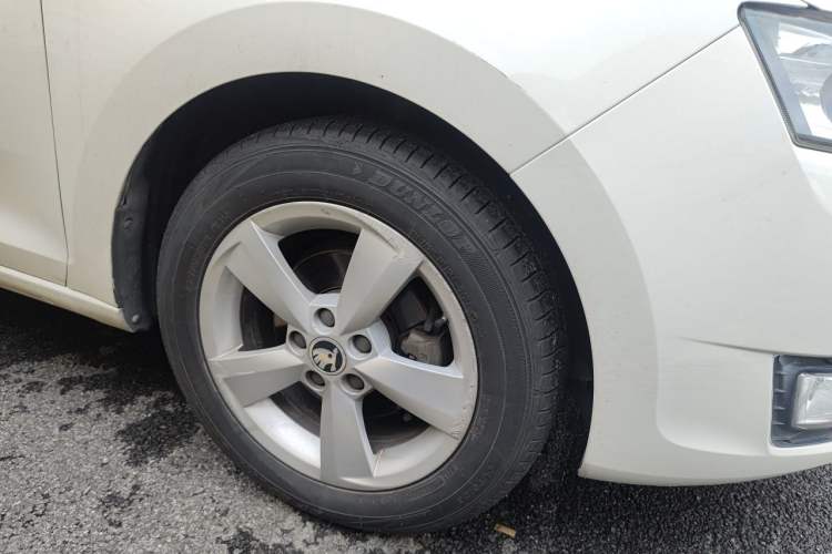 Used Skoda Rapid Spaceback 2014 1.6L Automatic Enjoyment Edition Right Front Wheel Hub