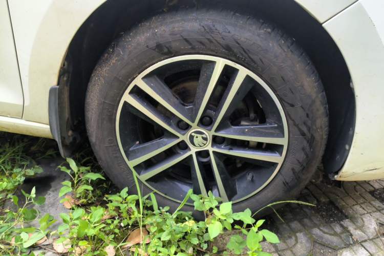 Used Skoda Rapid Spaceback 2014 1.6L Automatic Enjoyment Edition Right Front Wheel Hub