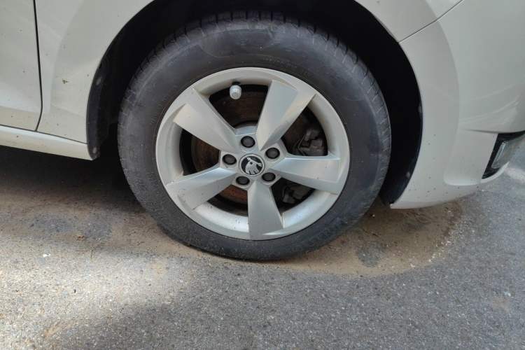 Used Skoda Rapid Spaceback 2014 1.4 TSI DSG Comfort Edition Right Front Wheel Hub