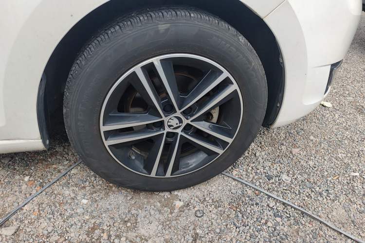 Used Skoda Rapid Spaceback 2014 1.6L Automatic Enjoyment Edition Right Front Wheel Hub