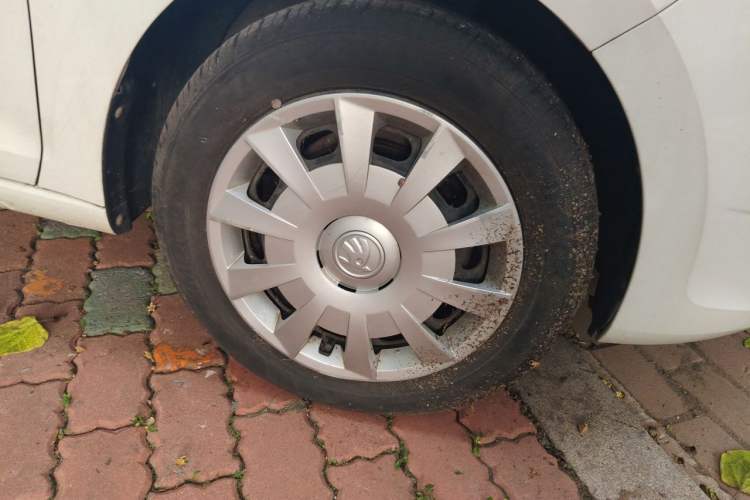 Used Skoda Rapid Spaceback 2014 1.6L Automatic Enjoyment Edition Right Front Wheel Hub