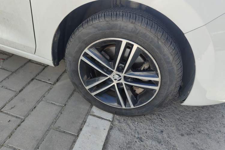 Used Skoda Rapid Spaceback 2014 1.4 TSI DSG Trend Edition Right Front Wheel Hub