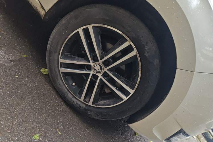 Used Skoda Rapid Spaceback 2014 1.6L Automatic Enjoyment Edition Right Front Wheel Hub