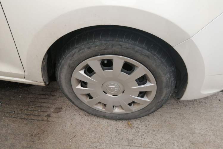 Used Skoda Rapid Spaceback 2014 1.6L Automatic Enjoyment Edition Right Front Wheel Hub