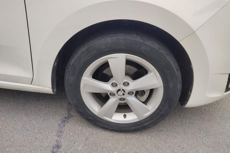 Used Skoda Rapid Spaceback 2014 1.6L Automatic Enjoyment Edition Right Front Wheel Hub