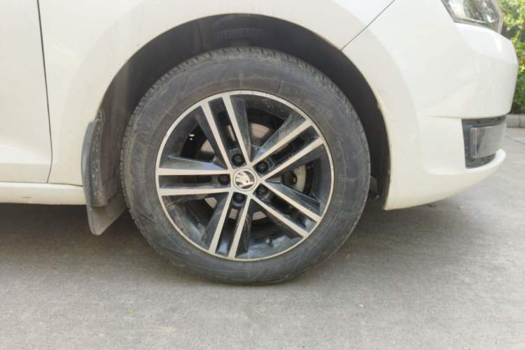 Used Skoda Rapid Spaceback 2014 1.6L Manual Enjoyment Edition Right Front Wheel Hub