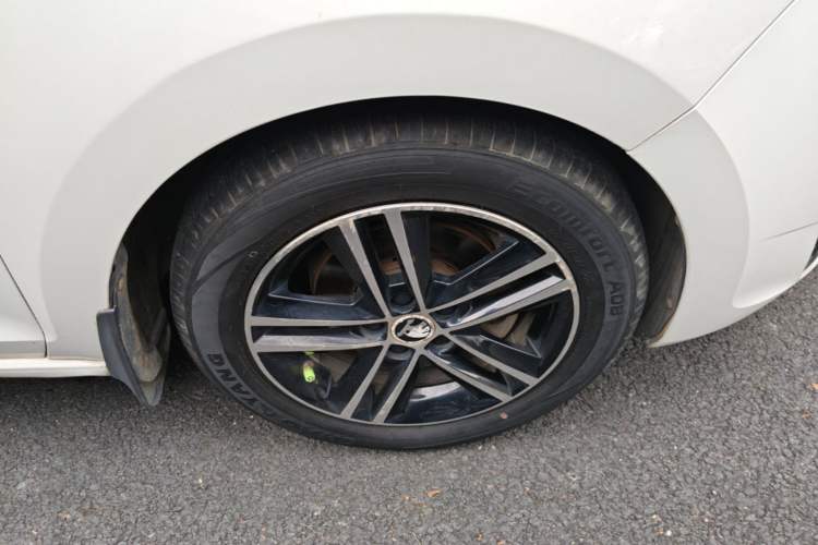 Used Skoda Rapid Spaceback 2014 1.6L Manual Enjoyment Edition Right Front Wheel Hub