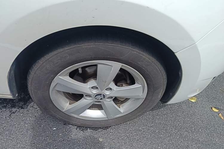 Used Skoda Rapid Spaceback 2014 1.6L Manual Enjoyment Edition Right Front Wheel Hub