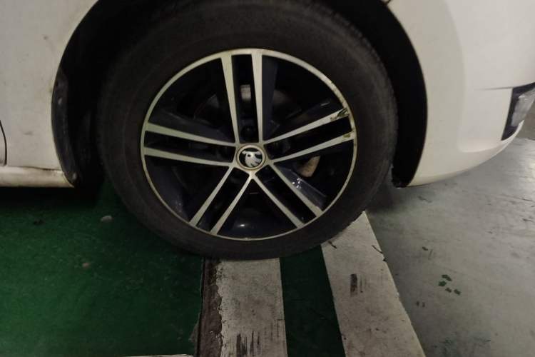 Used Skoda Rapid Spaceback 2014 1.6L Automatic Enjoyment Edition Right Front Wheel Hub