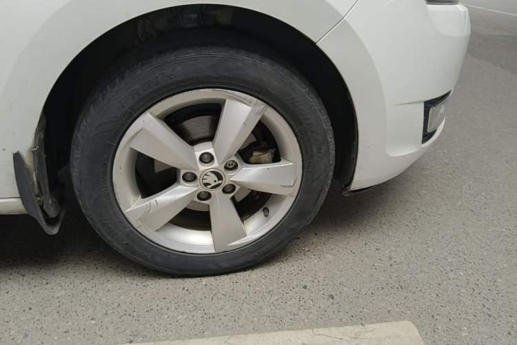 Used Skoda Rapid Spaceback 2014 1.6L Automatic Enjoyment Edition Right Front Wheel Hub