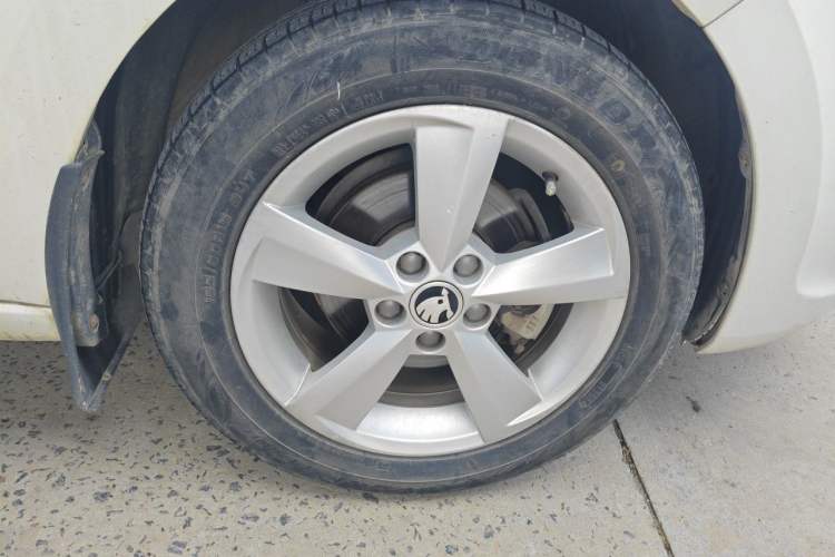 Used Skoda Rapid Spaceback 2014 1.6L Manual Enjoyment Edition Right Front Wheel Hub