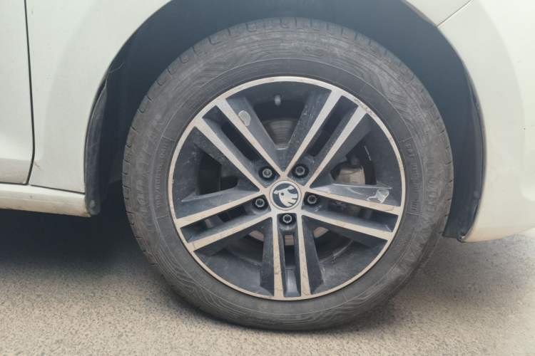 Used Skoda Rapid Spaceback 2014 1.6L Manual Enjoyment Edition Right Front Wheel Hub