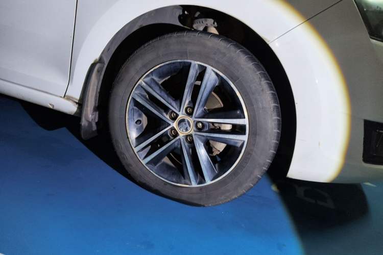 Used Skoda Rapid Spaceback 2014 1.6L Automatic Enjoyment Edition Right Front Wheel Hub