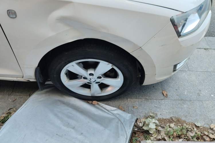 Used Skoda Rapid Spaceback 2014 1.6L Automatic Enjoyment Edition Right Front Wheel Hub