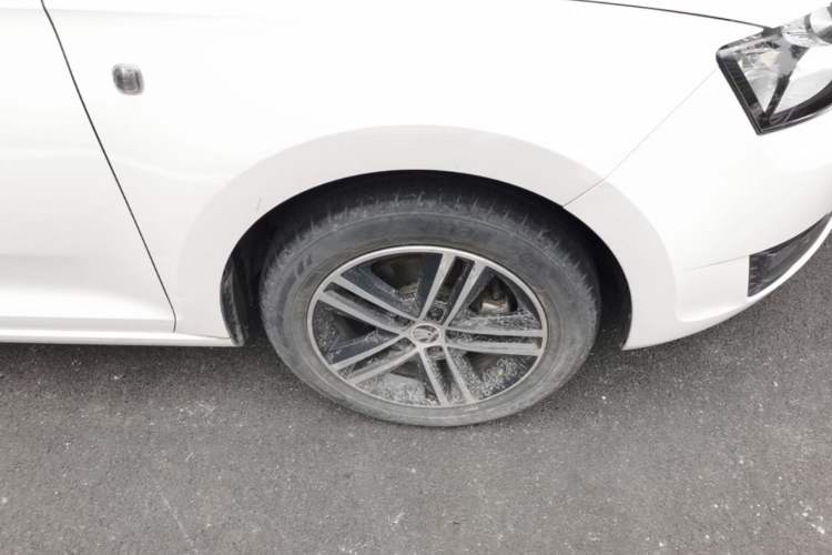 Used Skoda Rapid Spaceback 2014 1.6L Automatic Enjoyment Edition Right Front Wheel Hub