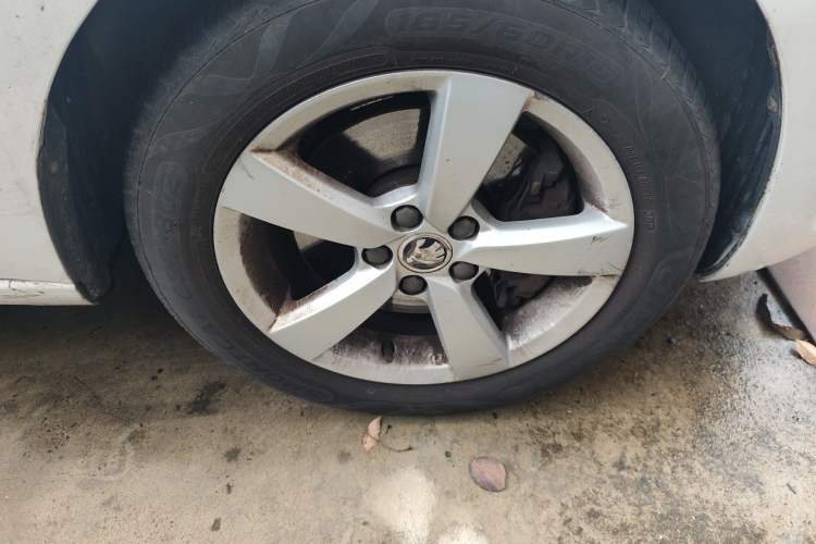 Used Skoda Rapid Spaceback 2014 1.4 TSI DSG Comfort Edition Right Front Wheel Hub