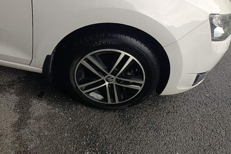 Used Skoda Rapid Spaceback 2014 1.6L Automatic Enjoyment Edition Right Front Wheel Hub
