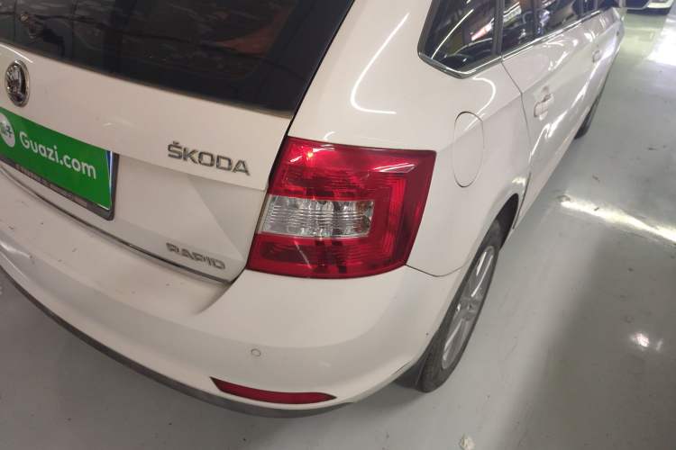 Used Skoda Rapid Spaceback 2014 1.6L Automatic Enjoyment Edition Right Rear Taillight