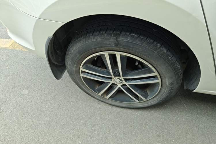 Used Skoda Rapid Spaceback 2014 1.4 TSI DSG Comfort Edition Right Rear Wheel Hub