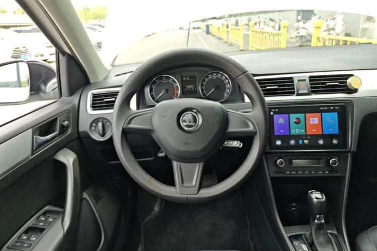 Used Skoda Rapid Spaceback 2014 1.4 TSI DSG Comfort Edition Steering Wheel