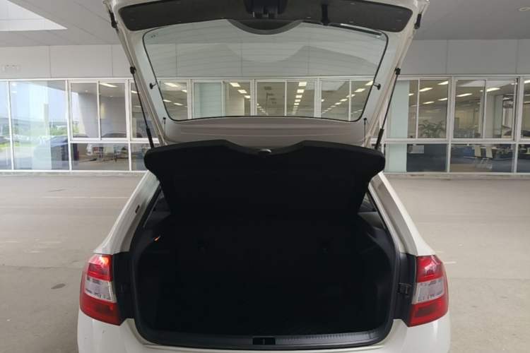 Used Skoda Rapid Spaceback 2014 1.6L Automatic Enjoyment Edition Trunk