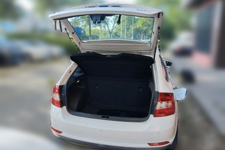Used Skoda Rapid Spaceback 2014 1.6L Automatic Enjoyment Edition Trunk