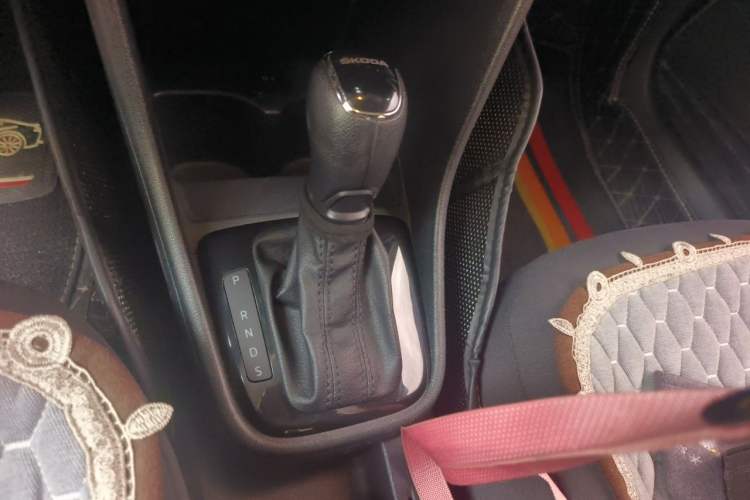 Used Skoda Rapid Spaceback 2016 Revised Version 1.6L Automatic Front-Drive Edition Gear Lever