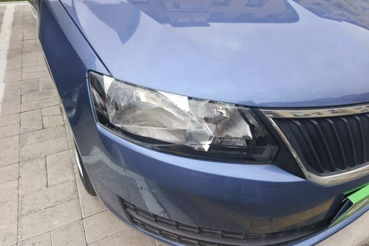 Used Skoda Rapid Spaceback 2016 Revised Version 1.6L Automatic Front-Drive Edition Right Front Headlight