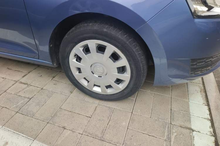 Used Skoda Rapid Spaceback 2016 Revised Version 1.6L Automatic Front-Drive Edition Right Front Wheel Hub