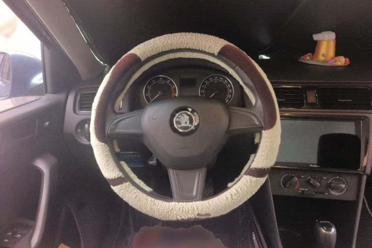 Used Skoda Rapid Spaceback 2016 Revised Version 1.6L Automatic Front-Drive Edition Steering Wheel