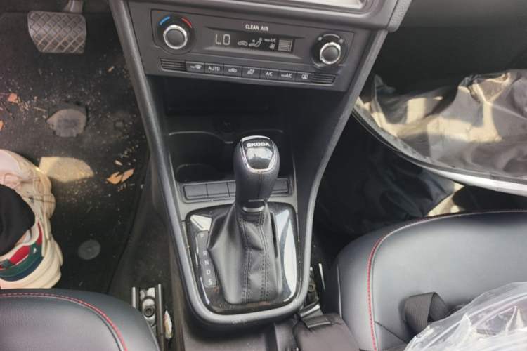 Used Skoda Rapid Spaceback 2016 Revised 1.6L Automatic Smart Drive Version Gear Lever