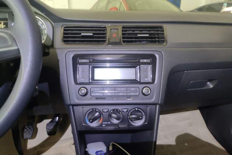 Used Skoda Rapid Spaceback 2016 Revised Version 1.6L Manual Front-Drive Edition Audio And AC Panel