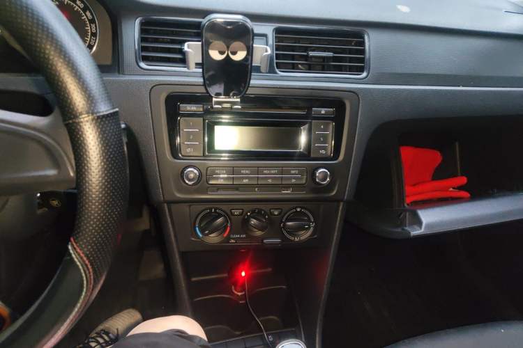 Used Skoda Rapid Spaceback 2016 Revised Version 1.4L Manual Front-Drive Edition Audio And AC Panel