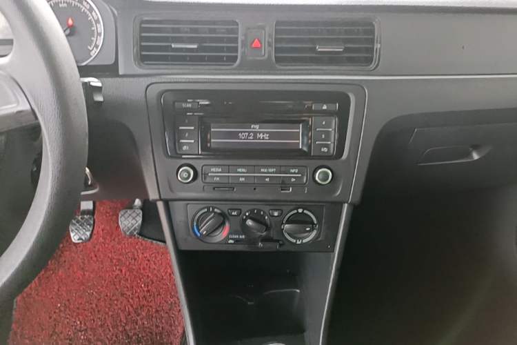 Used Skoda Rapid Spaceback 2016 Revised Version 1.6L Manual Front-Drive Edition Audio And AC Panel