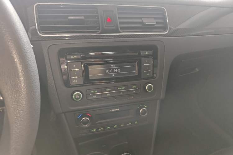 Used Skoda Rapid Spaceback 2016 1.6L Automatic Smart Drive Edition Audio And AC Panel