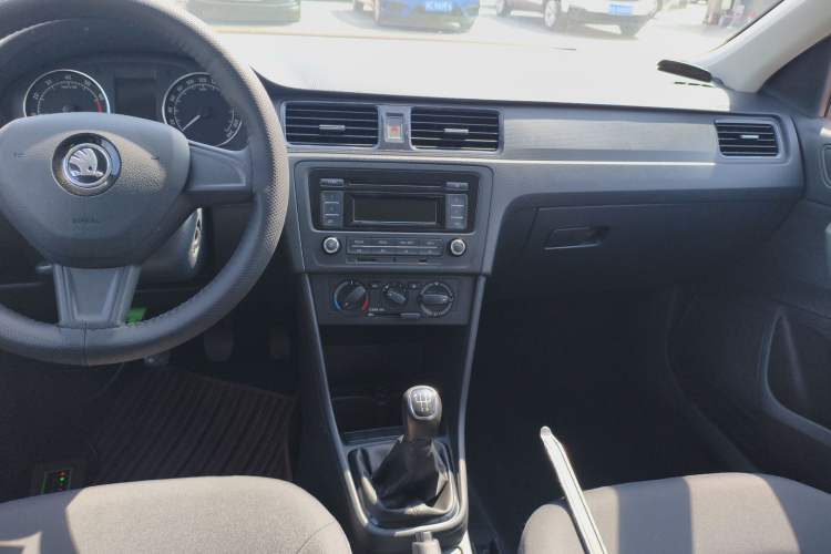 Used Skoda Rapid Spaceback 2016 Revised Version 1.4L Manual Front-Drive Edition Audio And AC Panel