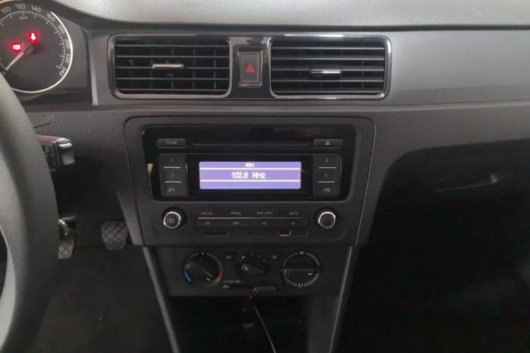 Used Skoda Rapid Spaceback 2016 Revised Version 1.4L Manual Front-Drive Edition Audio And AC Panel