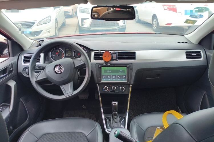 Used Skoda Rapid Spaceback 2016 Revised 1.6L Automatic Chuanxing Version Center Console