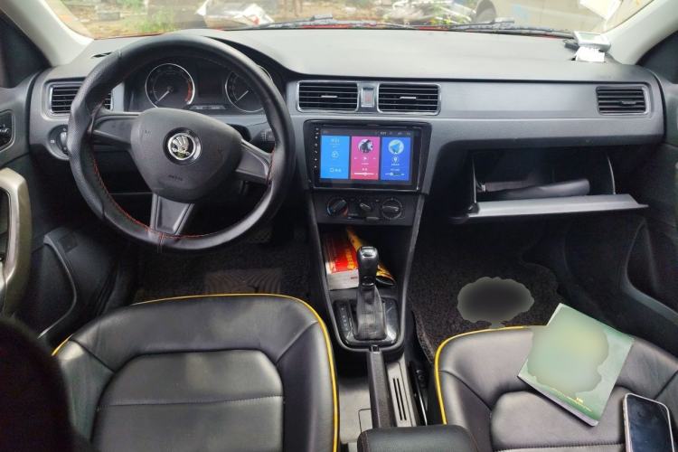 Used Skoda Rapid Spaceback 2016 Revised Version 1.6L Automatic Front-Drive Edition Center Console