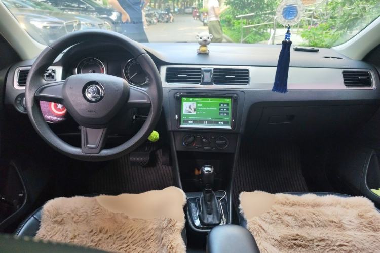 Used Skoda Rapid Spaceback 2016 Revised 1.6L Automatic Chuanxing Version Center Console