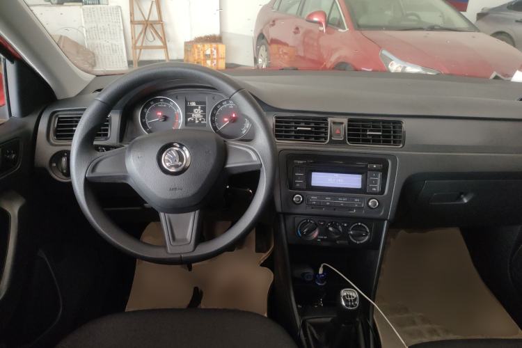 Used Skoda Rapid Spaceback 2016 Revised Version 1.6L Manual Front-Drive Edition Center Console