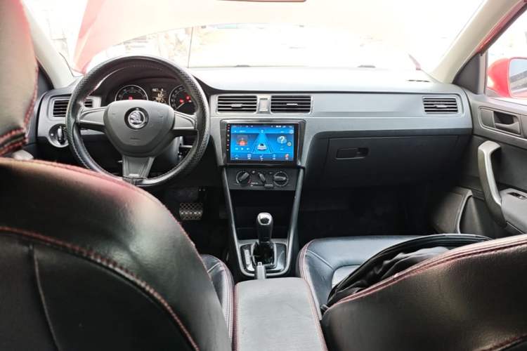 Used Skoda Rapid Spaceback 2016 Revised Version 1.6L Automatic Front-Drive Edition Center Console