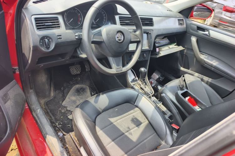 Used Skoda Rapid Spaceback 2016 Revised 1.6L Automatic Chuanxing Version Center Console