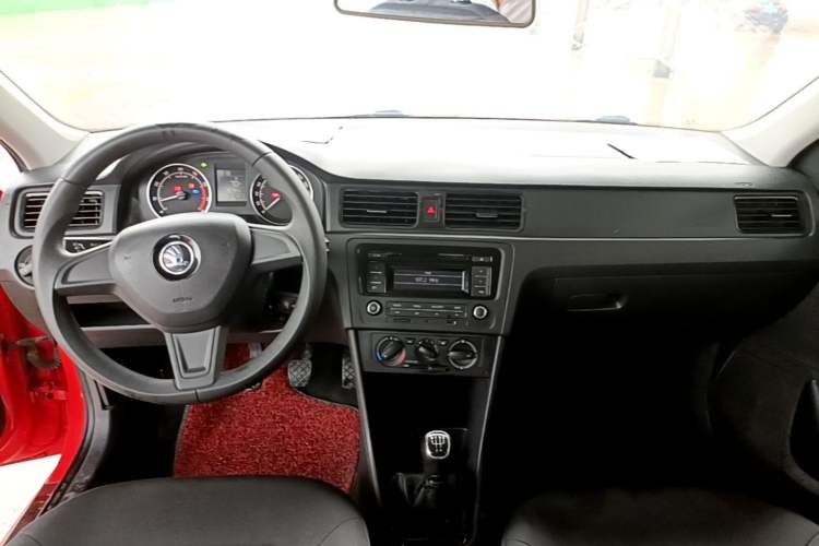 Used Skoda Rapid Spaceback 2016 Revised Version 1.6L Manual Front-Drive Edition Center Console