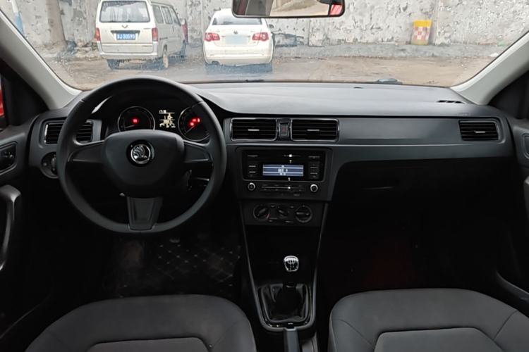 Used Skoda Rapid Spaceback 2016 Revised Version 1.6L Manual Front-Drive Edition Center Console