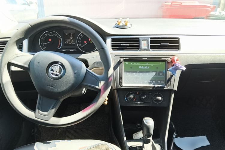 Used Skoda Rapid Spaceback 2016 Revised 1.6L Automatic Chuanxing Version Center Console