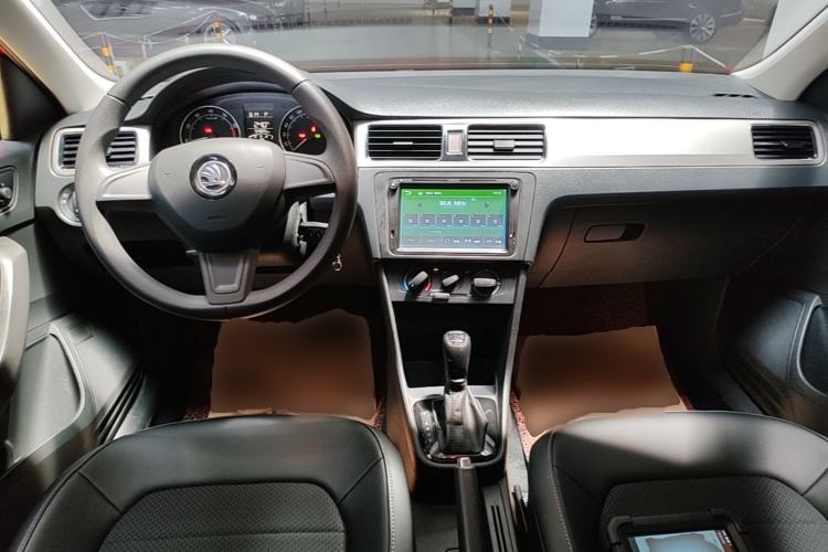 Used Skoda Rapid Spaceback 2016 Revised 1.6L Automatic Chuanxing Version Center Console